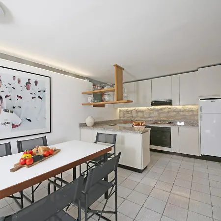 Sleeps 15 With Pool Air Con And Wifi